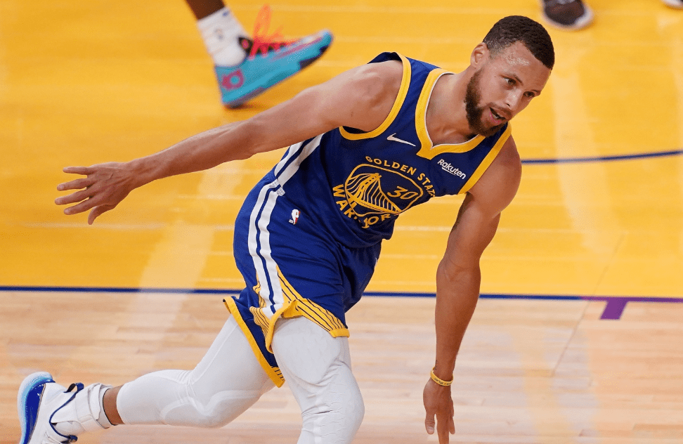 爱游戏APP-包含华盛顿奇才训练开放日，赛后防线松动引欢呼，NBA季后赛在即，赛季目标并未改变的词条